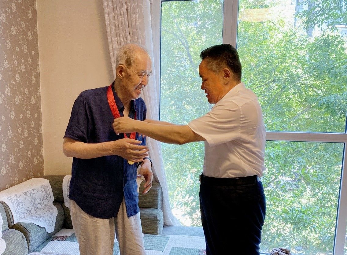 邹庆忠走访慰问老党员 并颁发“光荣在党50年”纪念章